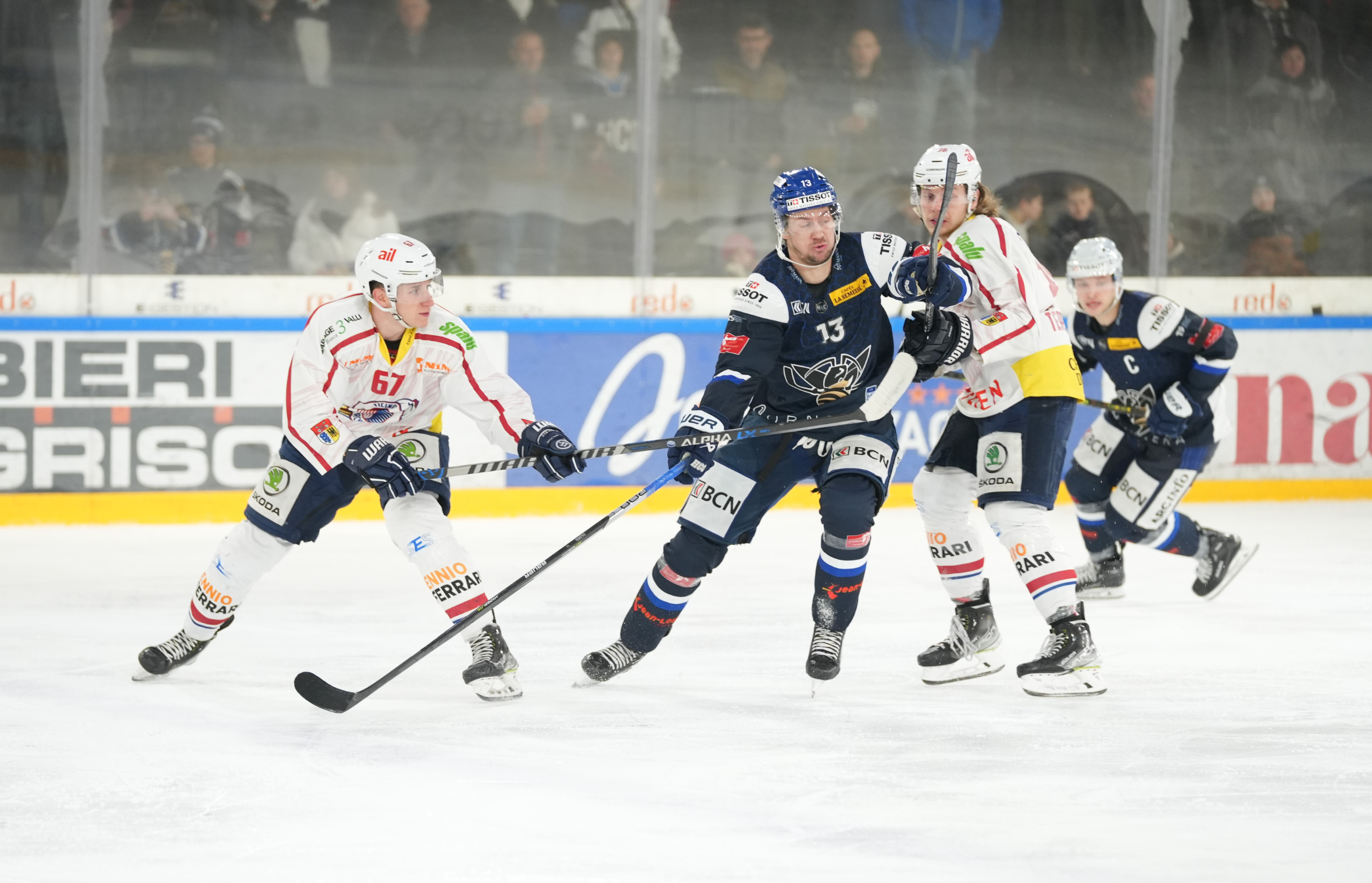 Sondre Olden passe en force entre deux joueurs des Ticino Rockets.