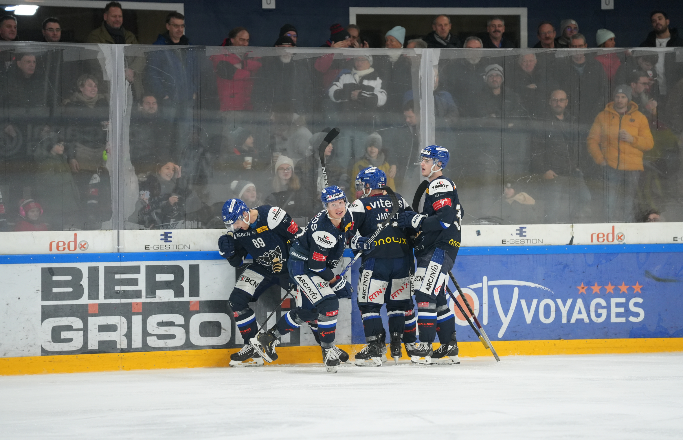 Les joueurs du HCC se congratulent après une de leurs nombreses réussites.