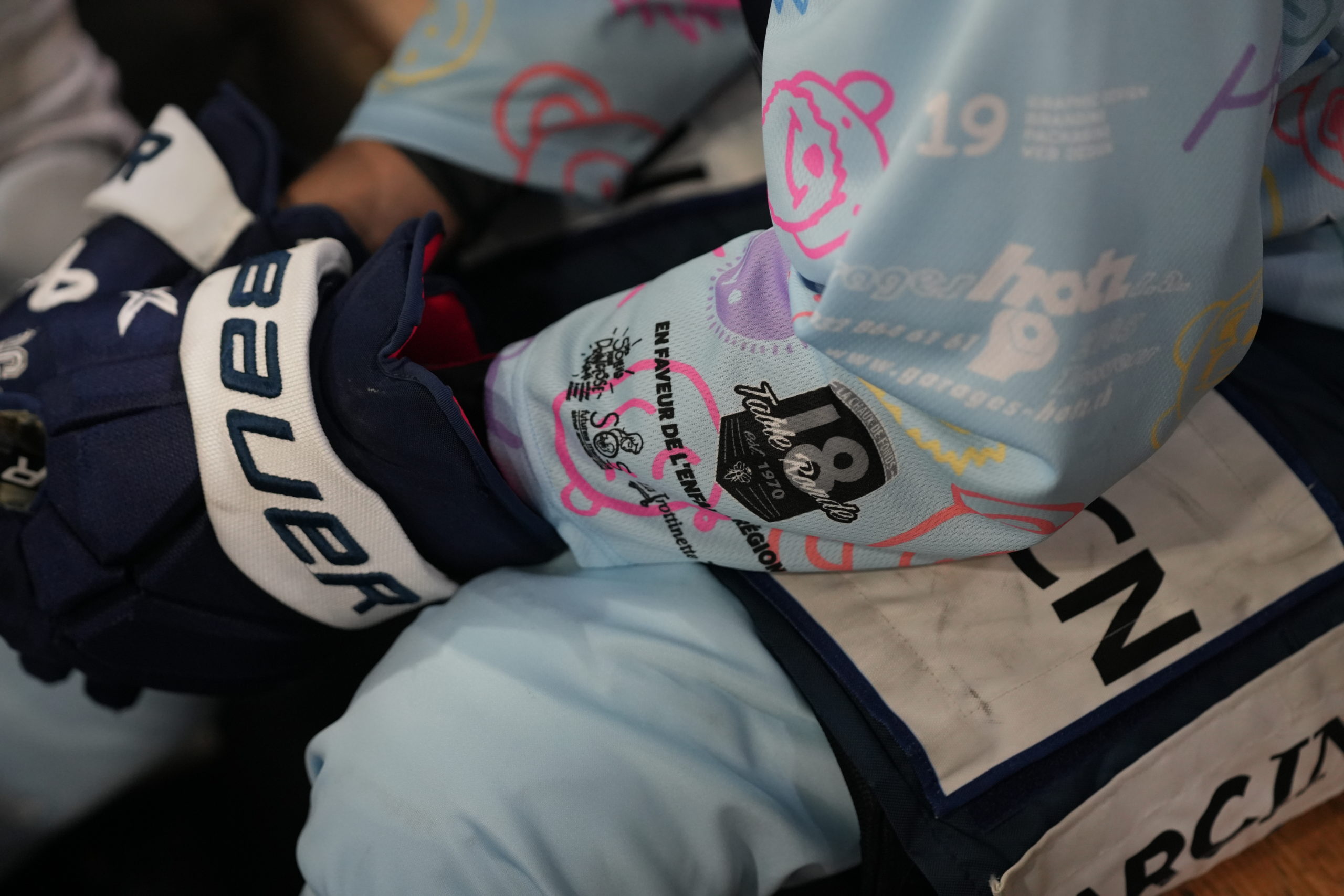 Il est possible d'acquérir aux enchères les maillots portés à l'occasion de cette rencontre.